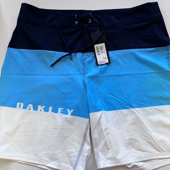 New mens Oakley board shorts various sizes - Picture 1 of 5